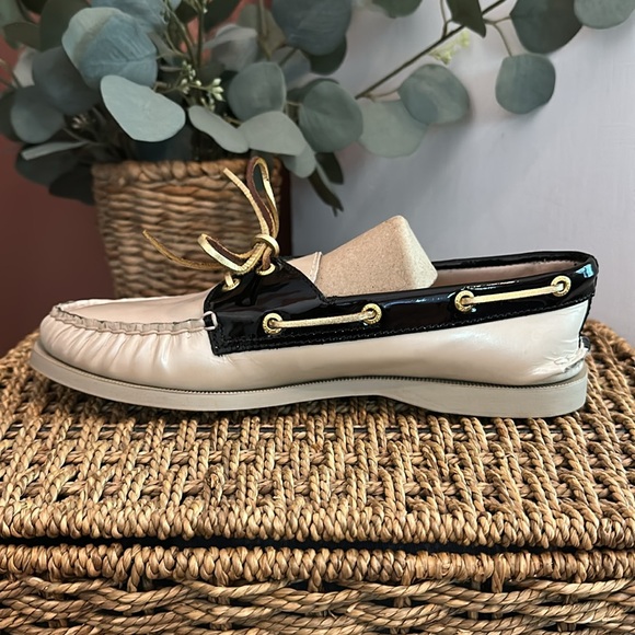 Sperry women’s pearlescent Cream black patent Leather top sider lace 8.5 loafers - Picture 4 of 14